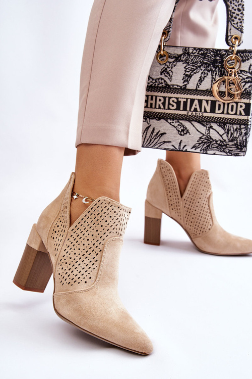 Модні замшеві ажурні чоботи на підборах світло-бежевого кольору Genevi