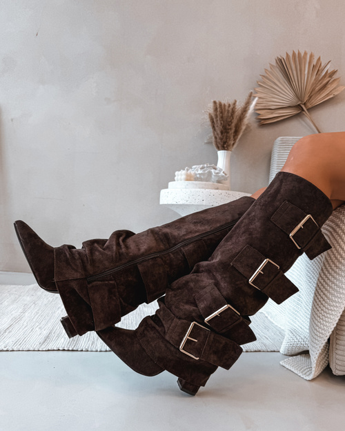 Жіночі чоботи на каблуку з золотими пряжками еко замшеві шоколадні Ісавель