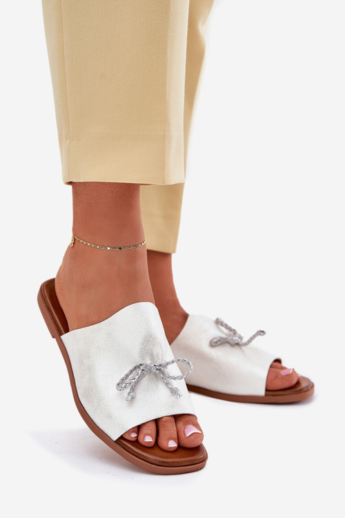 Жіночі сандалі на плоскому каблуці з декоративним зав'язуванням срібні Norela