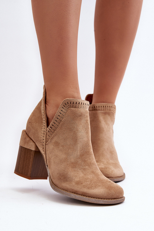 Ботильйони на масивному каблуці з вирізом світло-бежевого кольору Jolnima