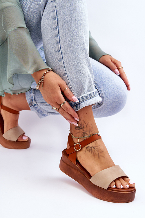 Зручні шкіряні босоніжки на танкетці бежево-коричневого кольору Tifena