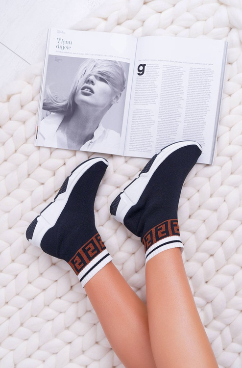 Жіноче спортивне взуття високий носок чорний прес