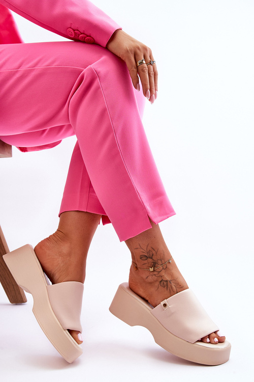 Жіночі тапочки на платформі бежеві Carmela