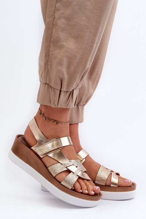 Золоті жіночі шкіряні босоніжки на платформі Zazoo 40397