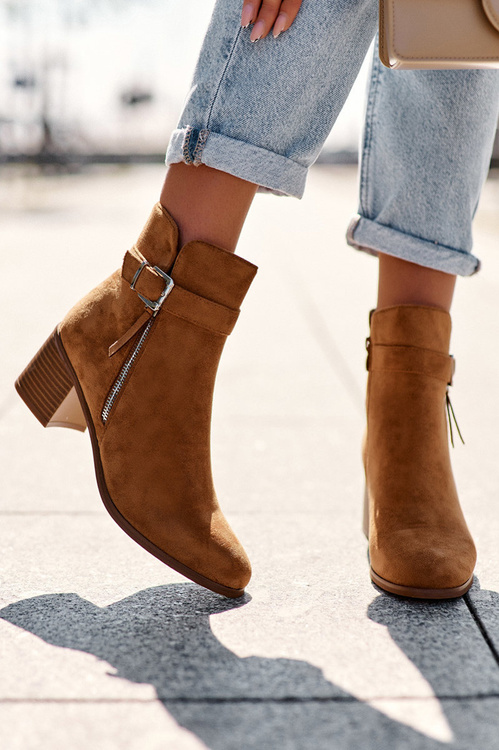 Замшеві чоботи з пряжкою на каблуці коричневого кольору Bronte