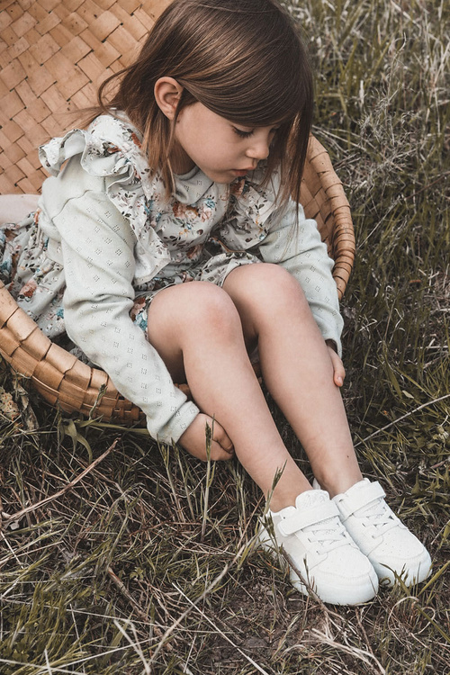 Дитяче шкіряне спортивне взуття на липучці White Angel