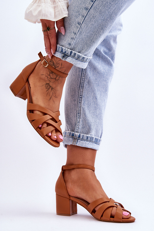 Зручні босоніжки на низькому каблуці Camel Camelia