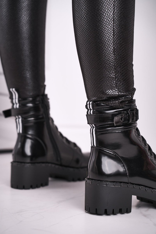 Чоботи жіночі лаковані чорні з головою вгору