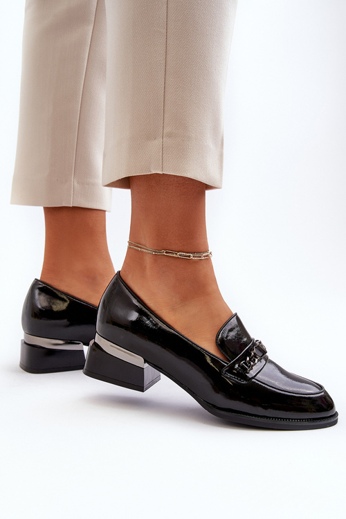 Жіночі лаковані туфлі на низькому каблуці чорного кольору Albreide