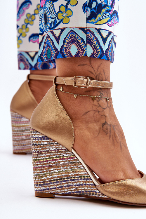 Шкіряні босоніжки на танкетці Laura Messi 2603/784 золото