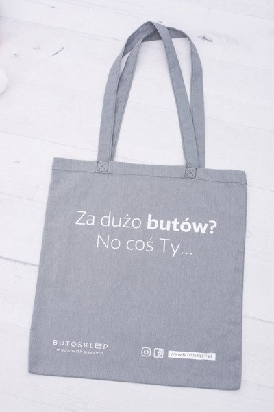 Сіра полотняна сумка, занадто багато взуття