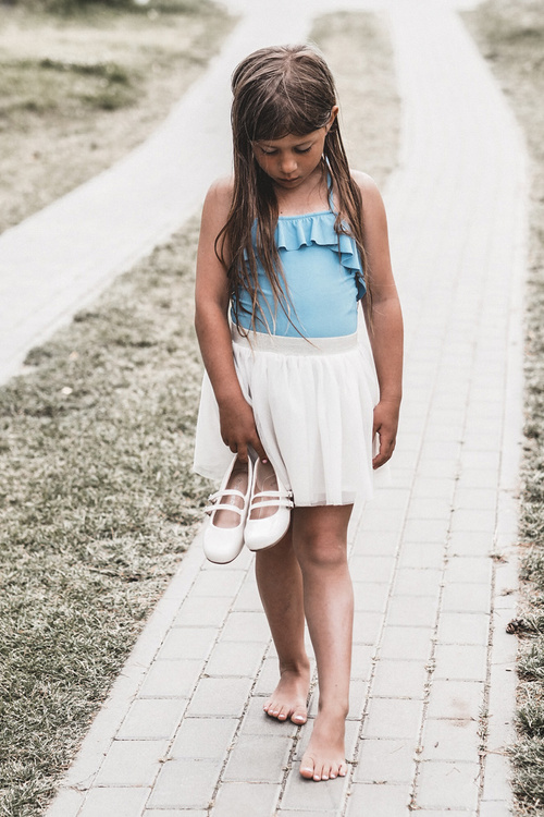 Бежеві лаковані дитячі балетки з бретельками Margenis