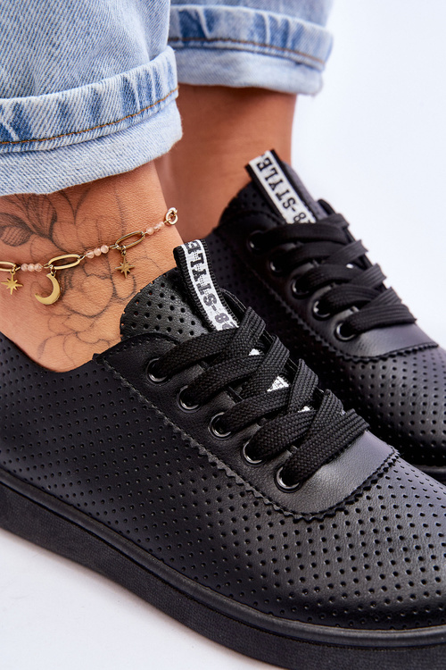 Жіночі ажурні кросівки на шнурівці чорного кольору
