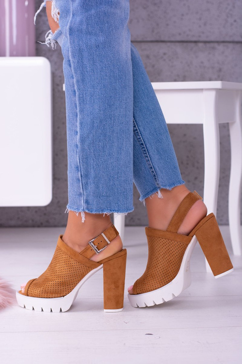 Коричневі замшеві босоніжки на шпильці Lu Boo Emare