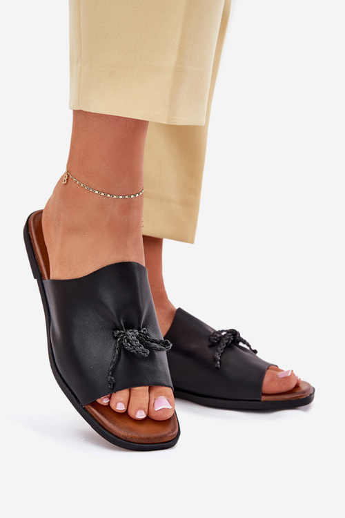 Жіночі плоскі сандалі з декоративним зав'язуванням чорні Norela