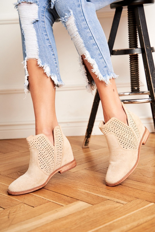 Жіночі замшеві ажурні чоботи на плоскій підошві світло-бежевих відтінків