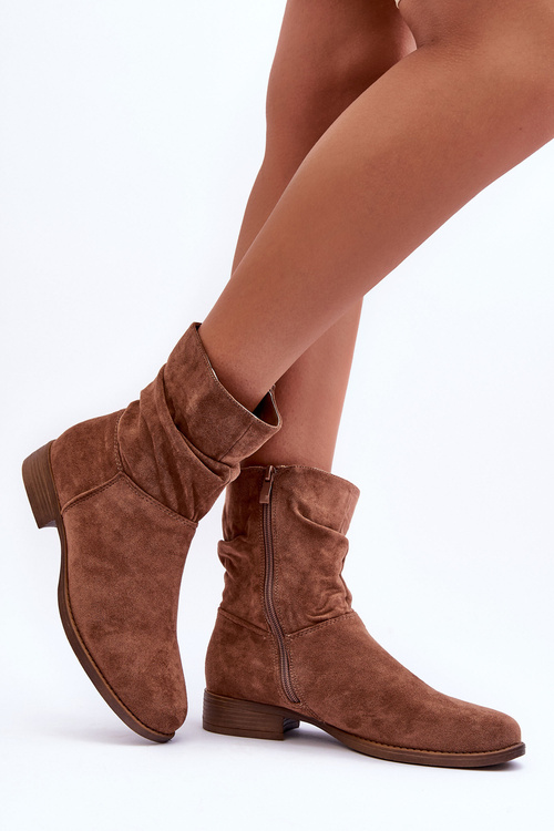 Замшеві хвилясті ботильйони на плоскій підошві коричневого кольору Manuvia