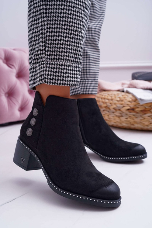 Жіночі чоботи на плоскій підошві чорні тристрами