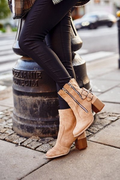 Чоботи жіночі замшеві на каблуці бежеві Anabelle