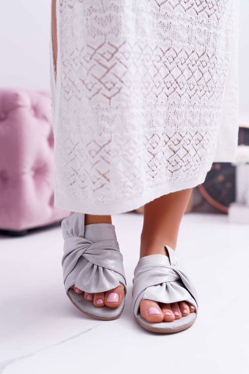 Блискучі шльопанці з краваткою. Сіра Емілія