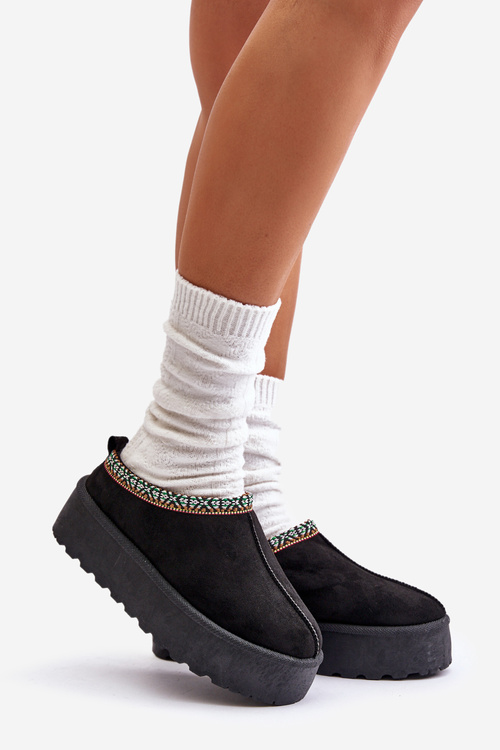 Жіночі тапочки на платформі з вишивкою чорного кольору Neroma