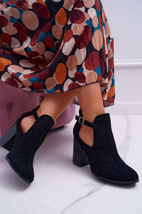 Чоботи жіночі на шпильці ажурні з вирізами Чорні GoodDay