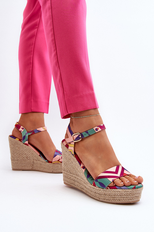 Босоніжки на танкетці з малюнком і різнокольоровою плетеною аніхазрою