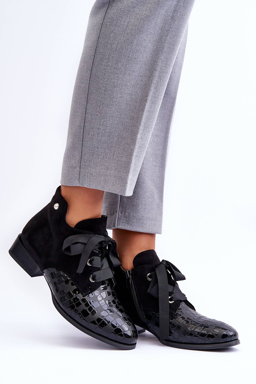 Жіночі туфлі на плоскій каблуці зі шнурівкою чорного кольору Meroni
