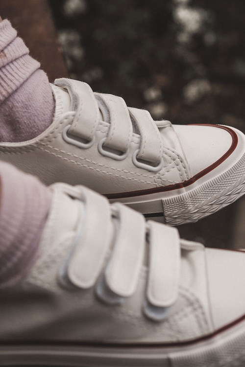 Дитячі шкіряні кросівки на липучці білі Foster