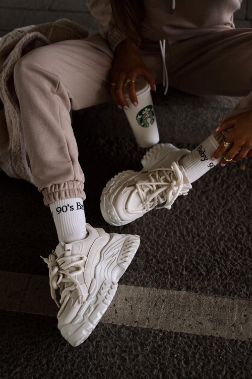 Жіночі кросівки на масивній підошві світло-бежевого кольору Nevela