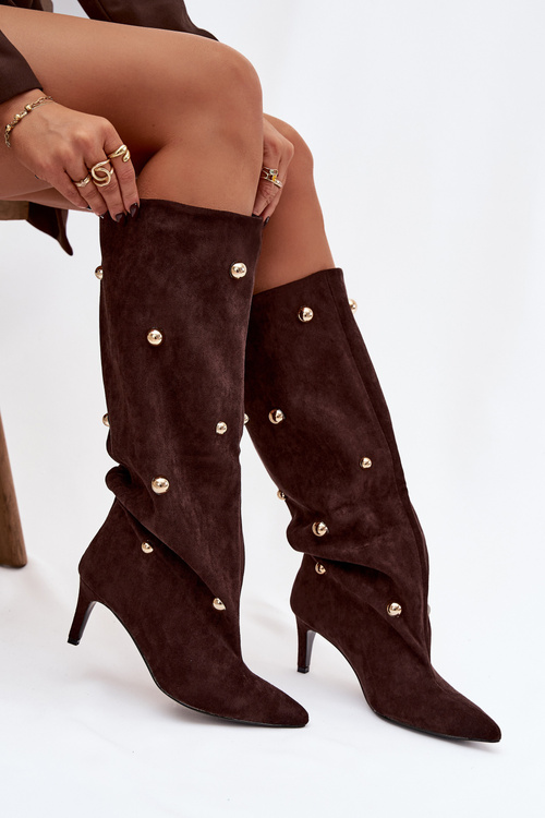 Класичні жіночі чоботи на шпильці з золотими прикрасами шоколадні Thaliane