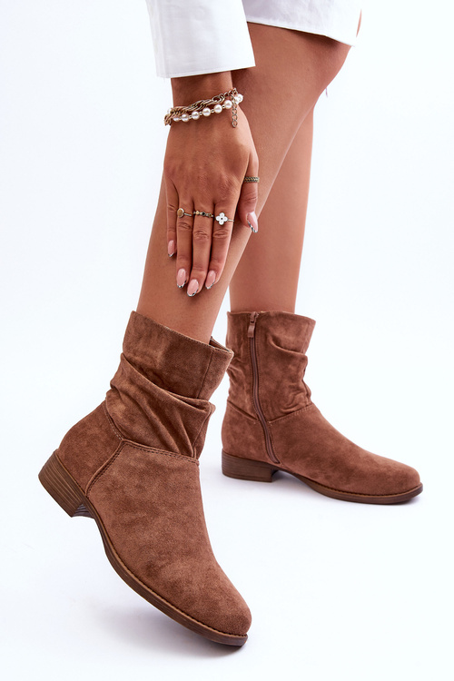 Замшеві хвилясті ботильйони на плоскій підошві коричневого кольору Manuvia