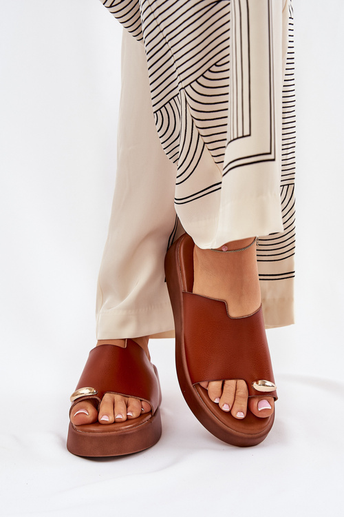 Жіночі сандалі на платформі та низькому каблуці з декоративним елементом Camel Saqesse