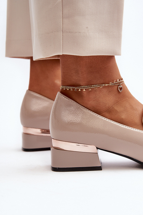 Жіночі лаковані туфлі на низькому каблуці бежеві Marilni