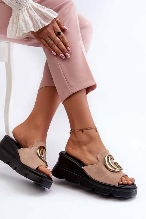 Жіночі Сандалі З Екологічного Замшу На Танкетці І Платформі З Золотою Декорацією Vinceza 58295 Бежеві