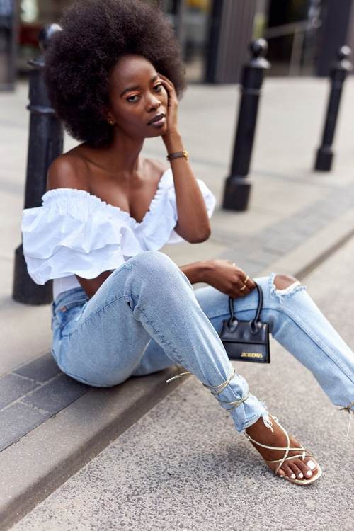 Босоніжки на високих підборах із шнурівкою та квадратним носком. Золотий подіум