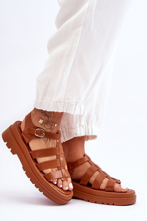 Шкіряні босоніжки з смугами коричневого кольору