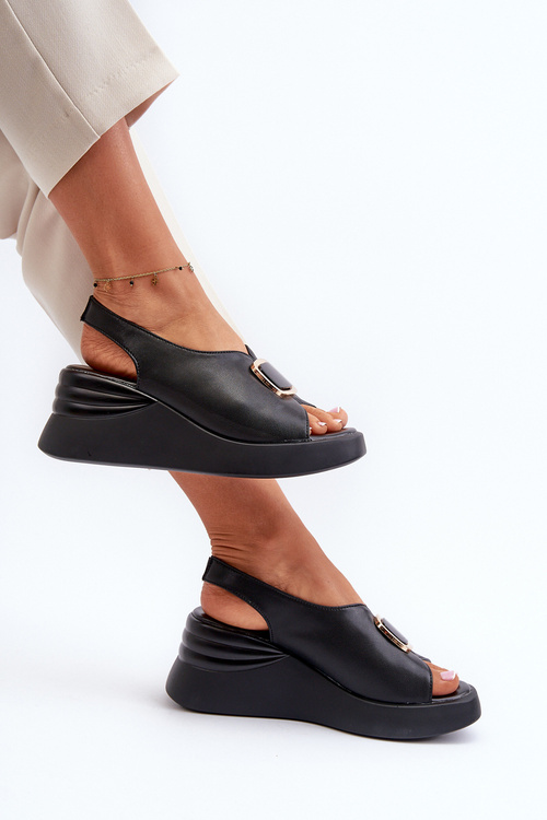 Чорні жіночі шкіряні босоніжки на танкетці з орнаментом Salvania