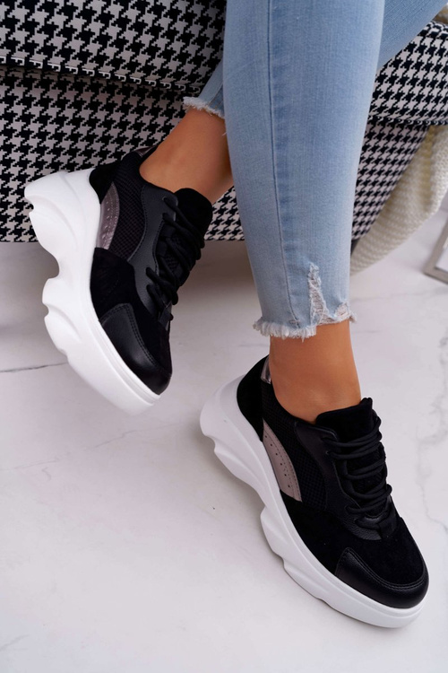 Спортивне жіноче взуття на товстій підошві чорного кольору