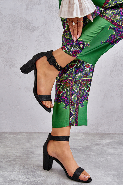 Босоніжки на глянцевому каблуці чорні Maxim