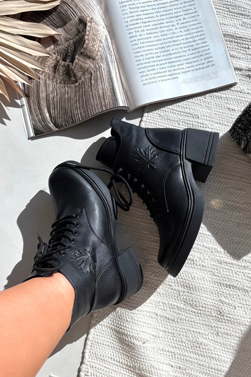 Жіночі шкіряні ботінки на платформі з підкладкою Vinceza 39950 Чорні