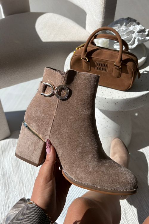 Зуття жіночі утеплені з золотими деталями на підборах бежеві Dorisse