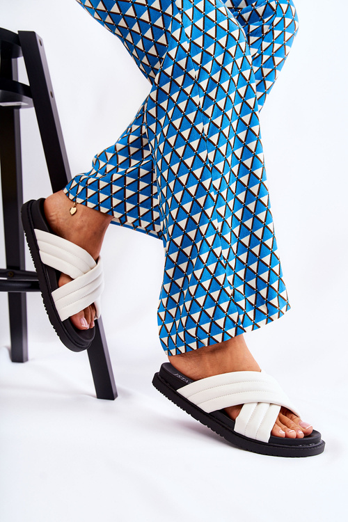 Класичні жіночі шкіряні тапочки білі дарон