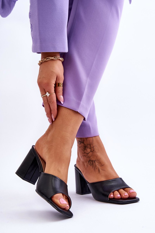 Жіночі шкіряні класичні тапочки Лоара чорного кольору