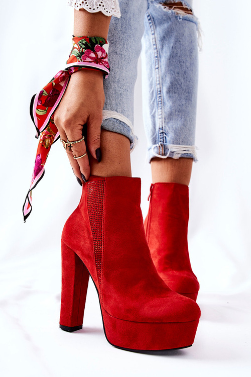 Замшеві чоботи на високому каблуці червоного кольору