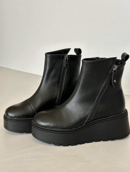 Теплі ботильйони жіночі на танкетці та платформі з еко замші чорні Vinceza 58339