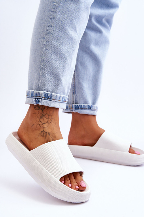 Модні легкі шльопанці на масивній підошві Rebel White