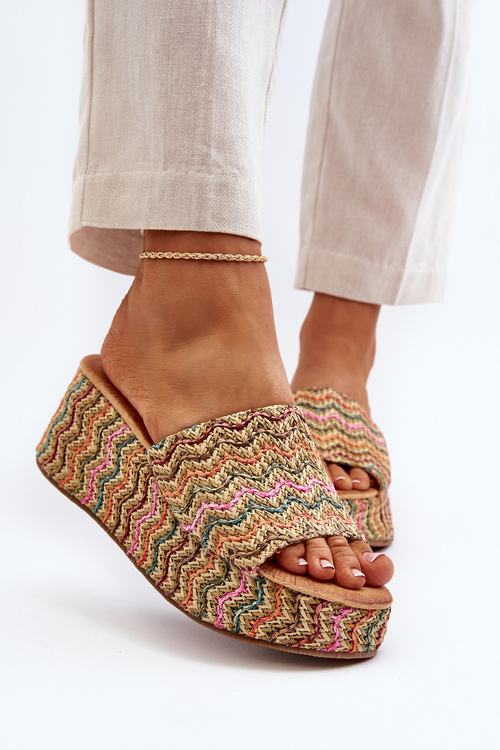 Жіночі бежеві босоніжки Vanarila на танкетці