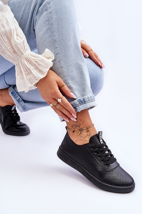 Жіночі ажурні кросівки на шнурівці чорного кольору