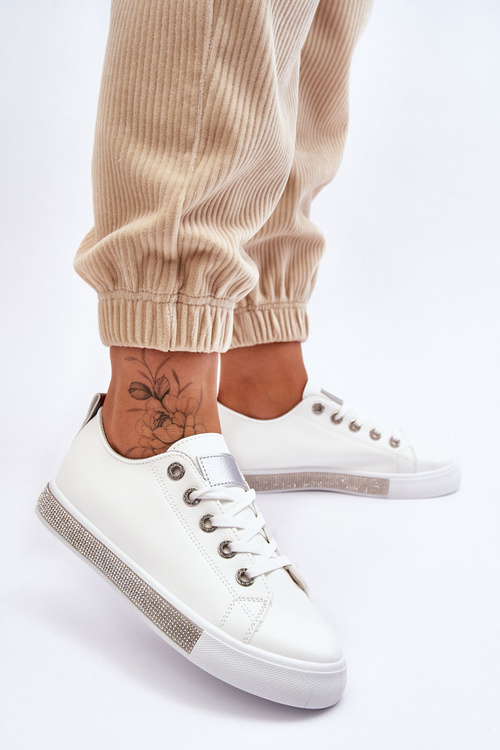 Жіночі низькі кросівки з форсунками біло-сріблясті Demira